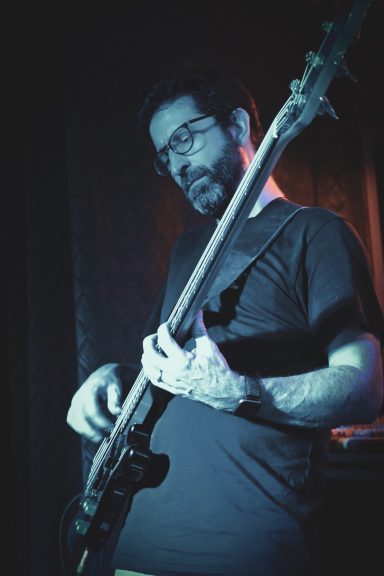 Live Musik im Sir Capulus Füssen: Bassist auf der Bühne Bassist bei einem Live-Konzert im Sir Capulus in Füssen, spielt E-Bass auf der Bühne, Konzertstimmung in der Bar im Allgäu.