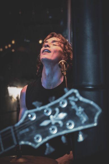 Live Musik im Sir Capulus Füssen - Boulevard of Rock Konzert Live-Konzert im Sir Capulus in Füssen: Sänger von Boulevard of Rock performt mit dem Schlagzeug auf der Bühne. Stimmungsvolle Bar-Atmosphäre