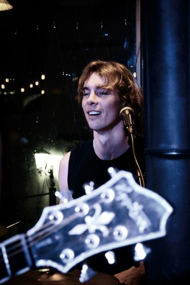 Live Musik im Sir Capulus Füssen: Schlagzeuger auf der Bühne Sänger von Boulevard of Rock am Schlagzeug, bei einem Live-Lonzert im Sir Capulus in Füssen, Konzertstimmung im Allgäu.