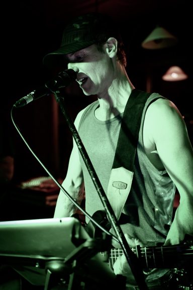 Live Musik im Sir Capulus Füssen: Boulevard of Rock Konzertabend Mitglied von Bulevard of Rock mit E-Gitarre bei einem Live-Konzert im Sir Capulus in Füssen, Bühnenlicht und Konzertstimmung im Allgäu.