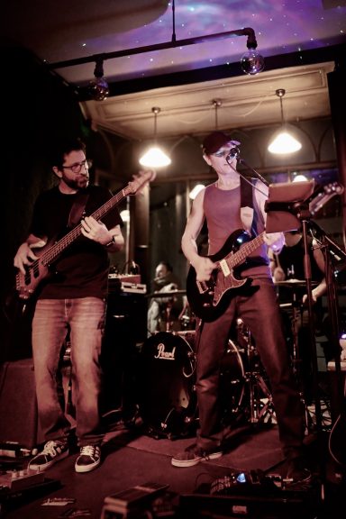 Live-Konzert im Sir Capulus Füssen: Bar mit Livemusik im Allgäu Live-Band bei einem Konzert im Sir Capulus in Füssen: Zwei Musiker spielen in stimmungsvoller Bar-Atmosphäre im Allgäu bei Nacht.