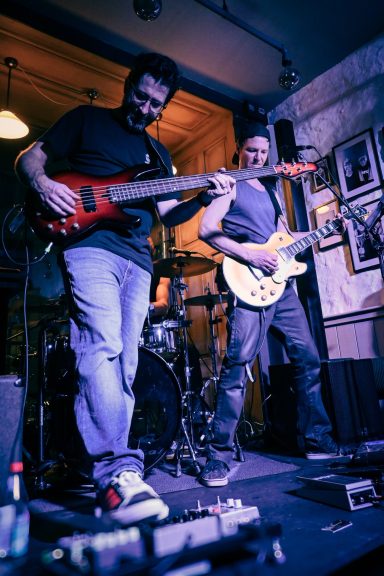 Live Musik im Sir Capulus Füssen: Boulevard of Rock auf der Bühne. Boulevard of Rock im Sir Capulus in Füssen: Bassist und Gitarrist spielen auf der Bühne Konzertabend im Allgäu.